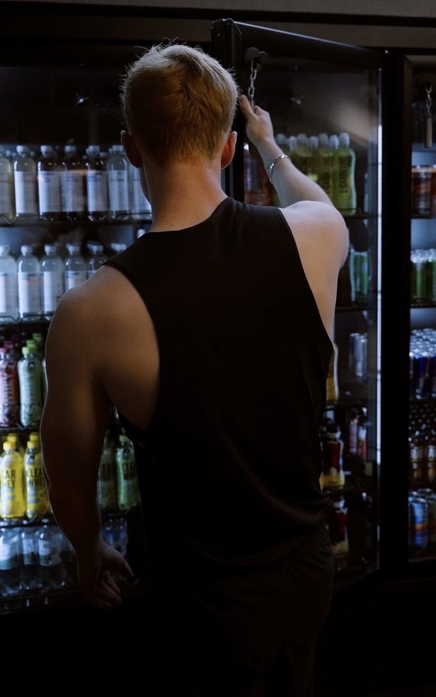 Florian Rasch am Getränkekühlschrank