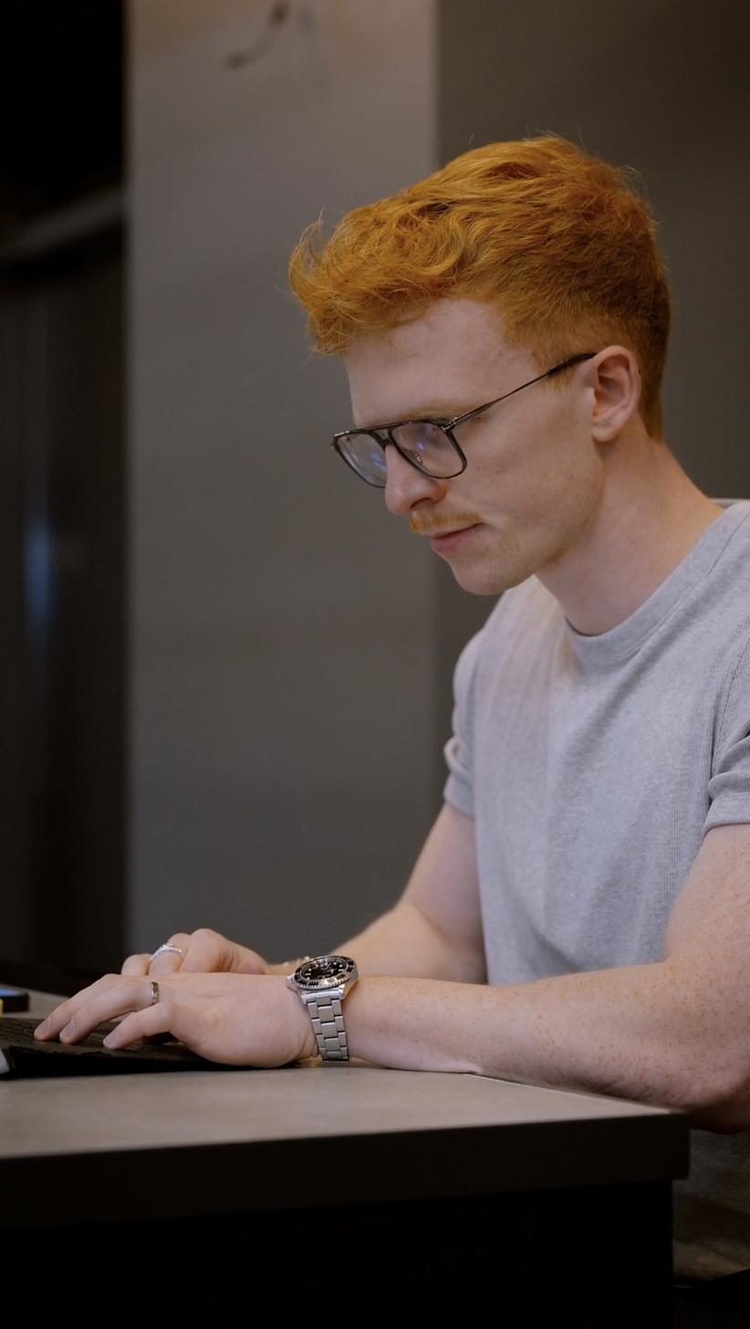Florian Rasch fokussiert am Laptop